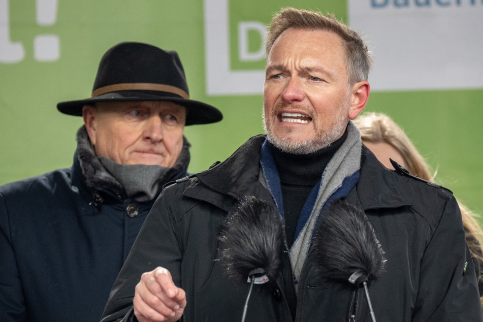 Finanzminister Christian Lindner (45, FDP) sprach am Montag zu den Protestlern. Im Hintergrund: Bauernpräsident Joachim Rukwied (62).