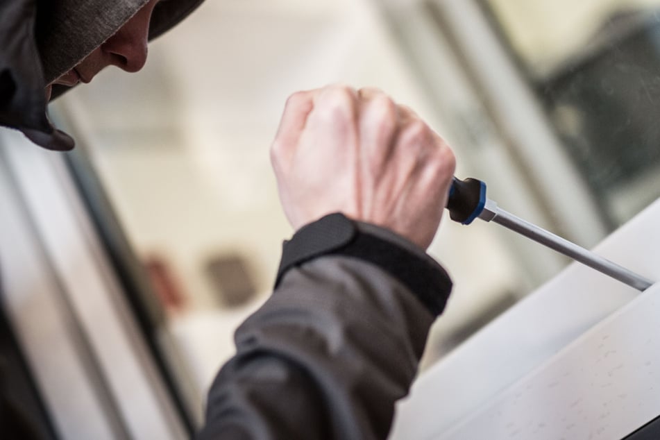 Aufmerksame Anwohner hatten das merkwürdige Verhalten der drei Personen beobachten und die Polizei verständigt. (Symbolbild)