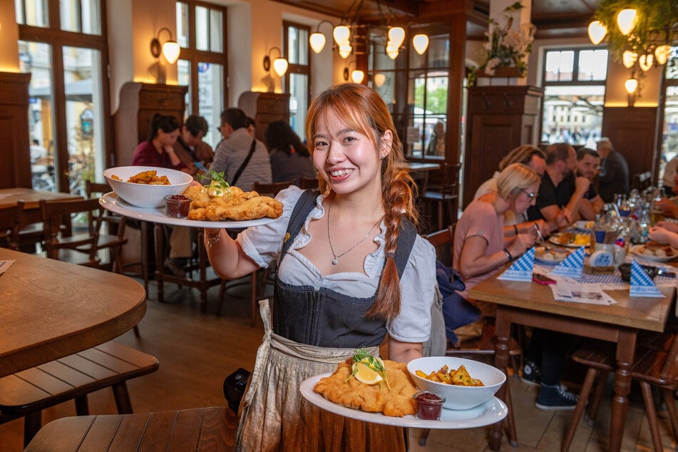 Giang Nguyen (25) serviert im "Augustiner an der Frauenkirche" Wiener Schnitzel mit Bratkartoffeln.
