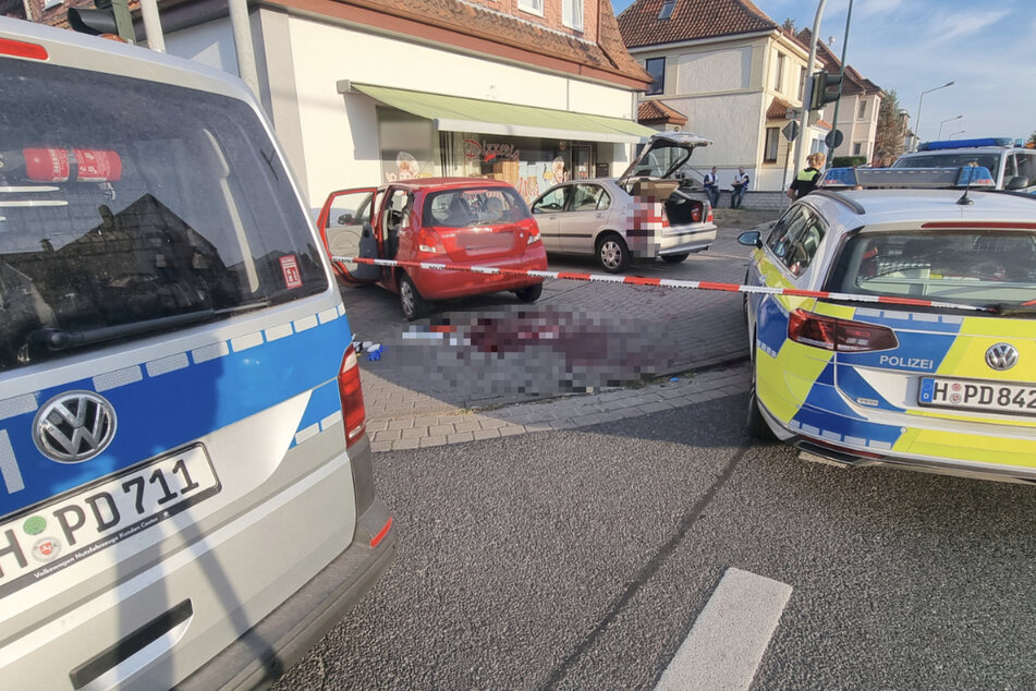 Der Tatort: Ein blutverschmiertes Auto und Blutflecken auf dem Parkplatz vor der Pizzeria.