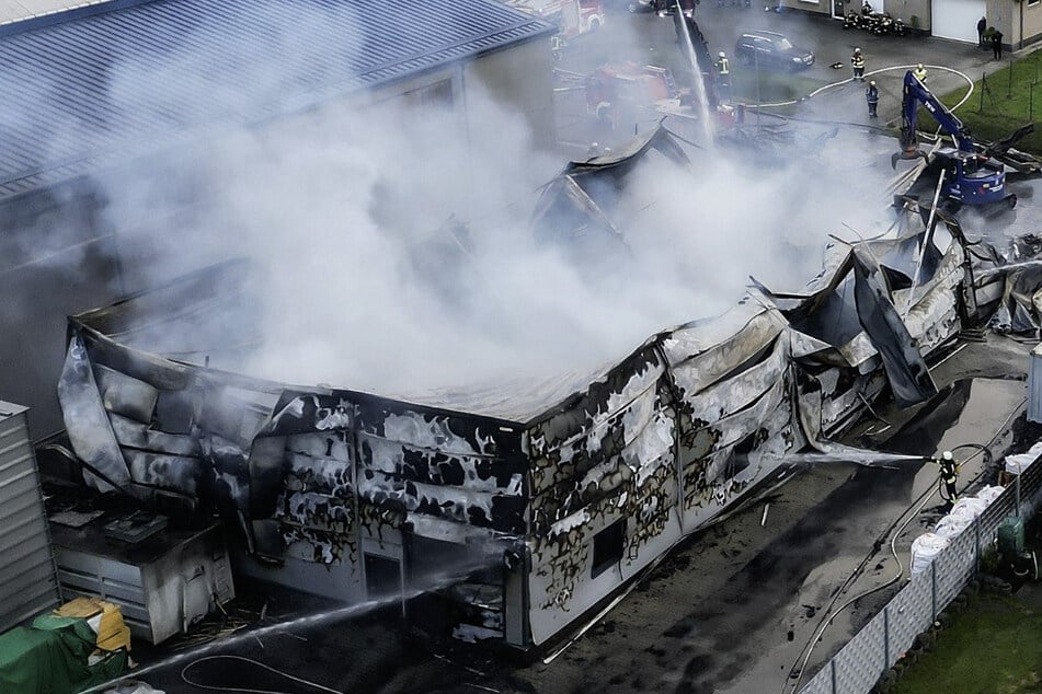 Eine Lagerhalle im Landkreis Leer wurde bei einem Feuer zerstört. Es entstand ein Millionen-Schaden.