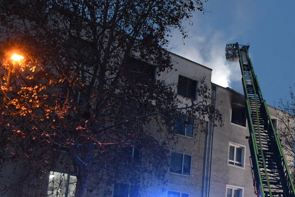 Während die Bewohner unterwegs waren: Feuer verursacht 350.000 Euro Schaden, Kripo ermittelt