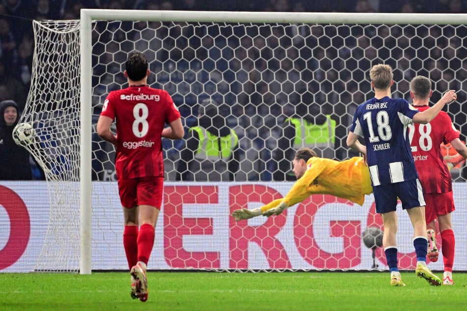 Der Schuss von Fabian Reese (nicht im Bild) schlägt unhaltbar in der linken Ecke ein.