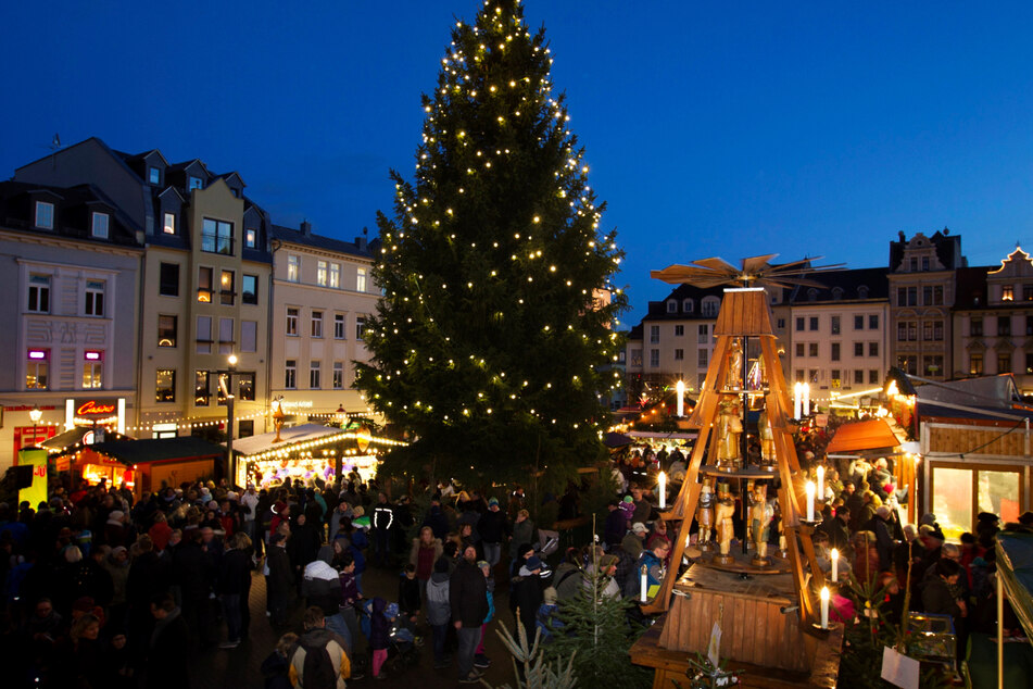 Wenn der Plauener Weihnachtsmarkt am Mittwoch endet, werden die kleinen Weihnachtsbäume dort verschenkt. (Archivbild)