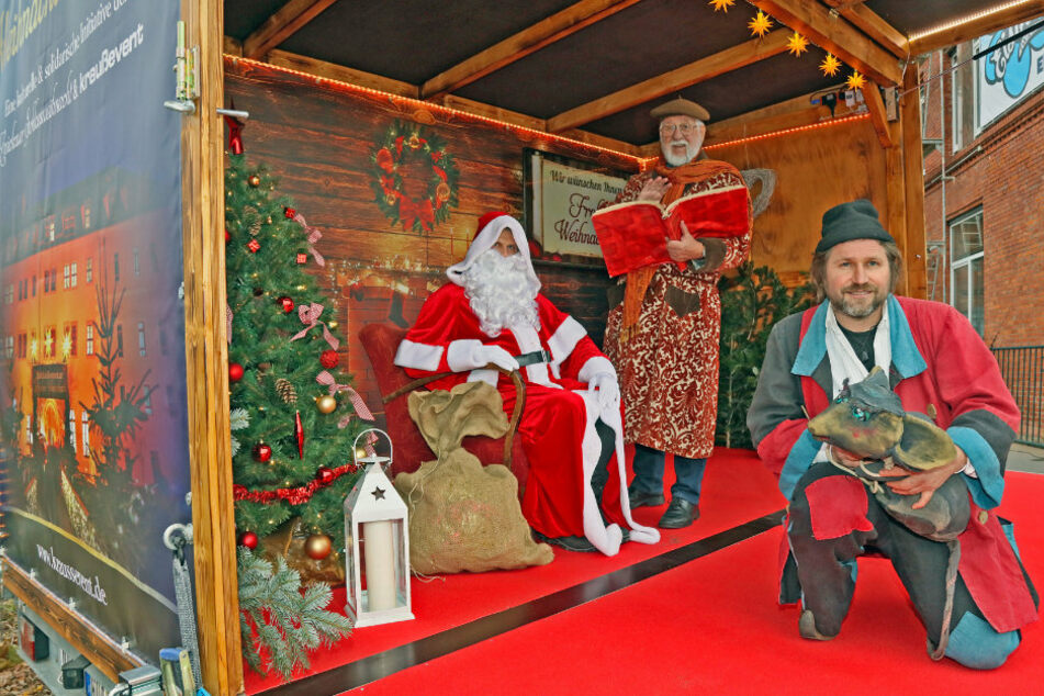 Durch Künstler und Weihnachtsmann auf der mobilen Bühne des "Weihnachts-Express" kommt in Zwickau weihnachtliche Stimmung auf!