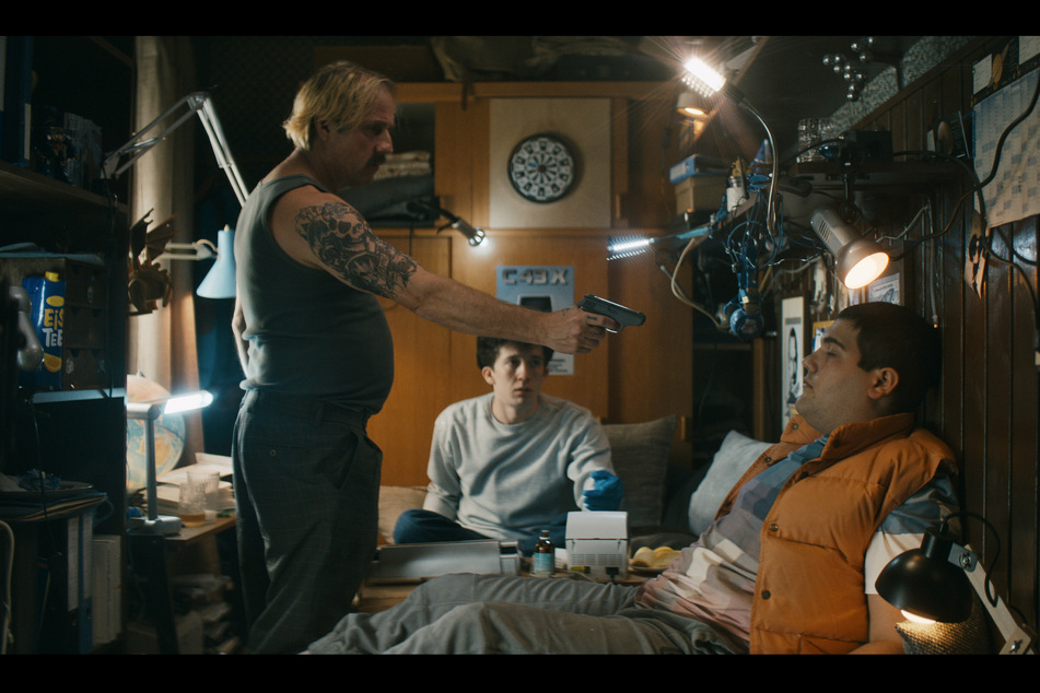 Bjarne Mädel (53, l.) kehrt in einem Prequel als Dorf-Gangster Buba in den "How To Sell Drugs Online (Fast)"-Kosmos zurück.