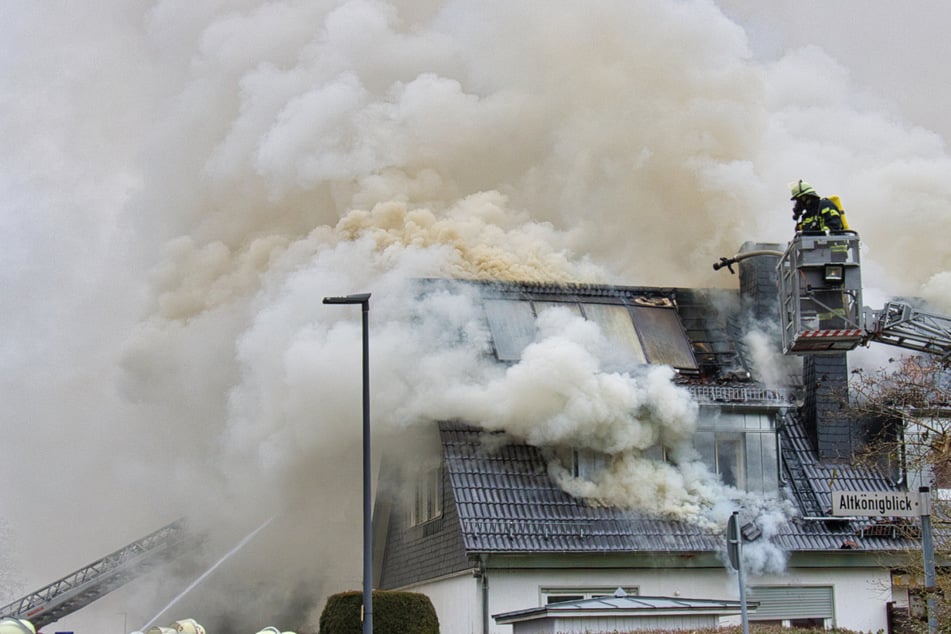 Dachstuhl eines Einfamilienhauses brennt lichterloh: Ein Kind (13) wird verletzt