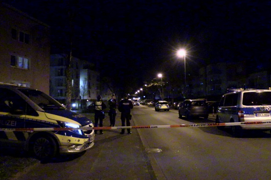Die Polizei sperrte den Bereich weiträumig ab und durchsuchte dann die Wohnung.