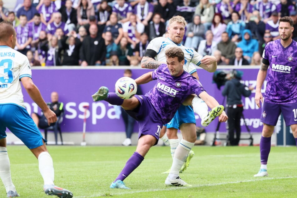 Das wäre es gewesen: Nach zehn Minuten kam Julian Günther-Schmidt (30) gegen Rostock zentral vorm Tor zum Abschluss, traf aber den Ball nicht voll. So konnte ihn Hansa-Keeper Benjamin Uphoff (31) locker parieren.