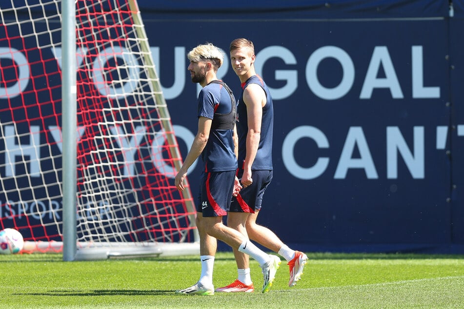 Kevin Kampl (33, l.) freut sich über die Erfolge seiner drei Mannschaftskameraden bei der EM und hofft auf den Verbleib von Dani Olmo (26).