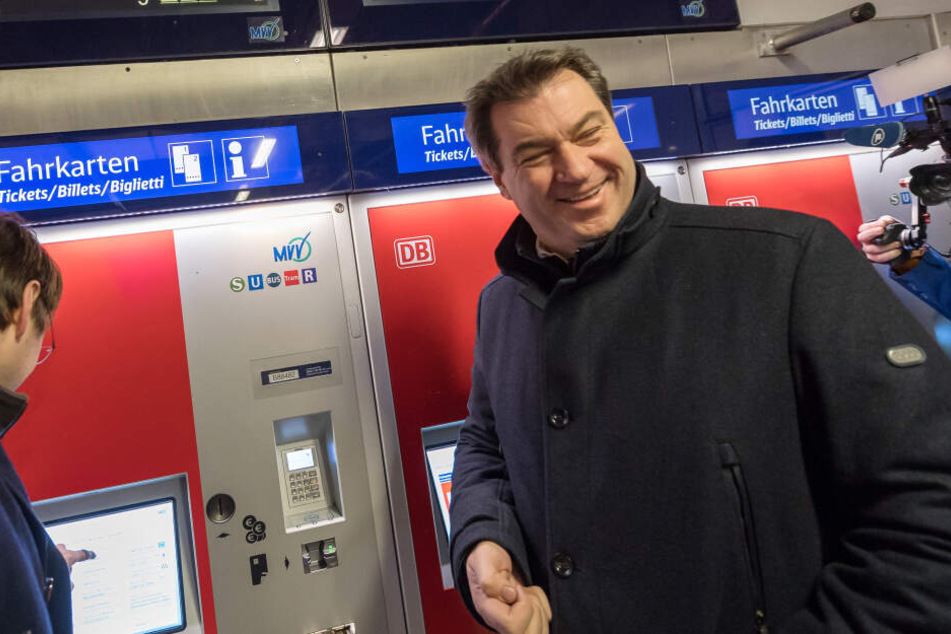 Markus Söder (CSU), Ministerpräsident von Bayern, löst an einem Fahrkartenautomaten ein Ticket. (Archivbild)