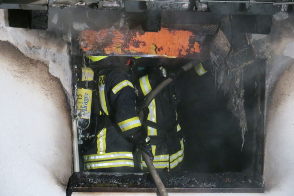 Die Feuerwehr konnte den Brand schnell löschen, das Zimmer war allerdings nicht mehr zu retten.