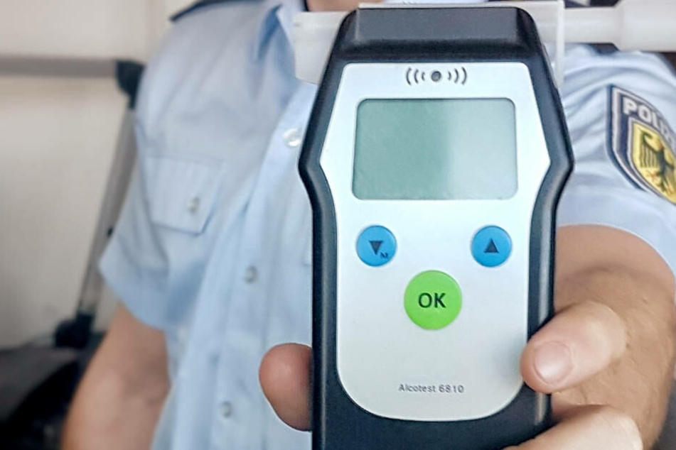 Da waren auch die Polizisten überrascht: Der Atem-Alkoholtest ergab über drei Promille (Symbolbild).