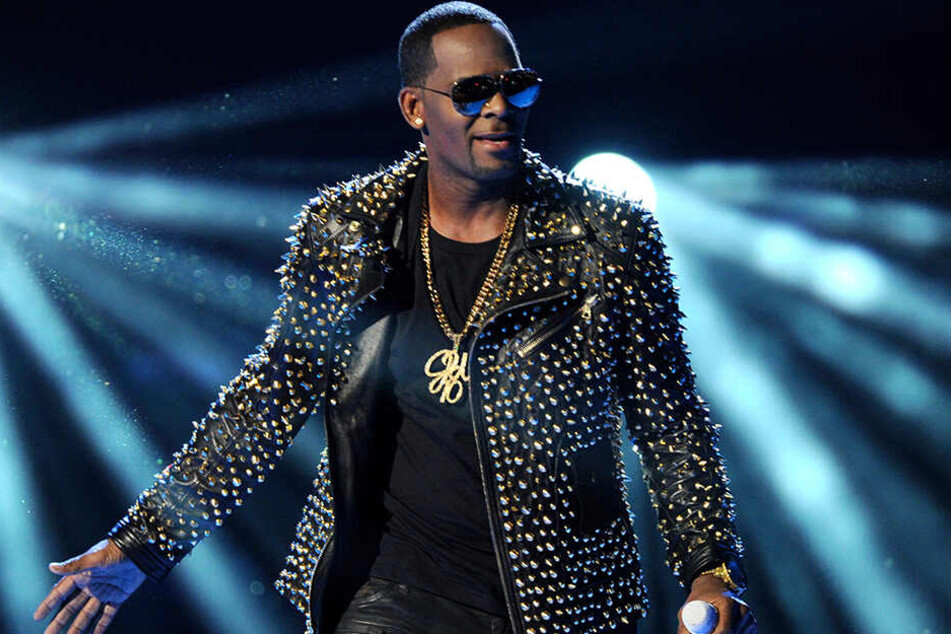 Kelly 2013 bei den BET Awards in Los Angeles. Nicht selten sagen jedoch Veranstalter Konzerte des Sängers aufgrund der Vorwürfe ab.