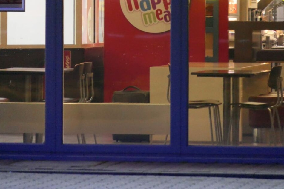 Im McDonald's-Restaurant in Grimma wurde ein herrenloser Koffer entdeckt.