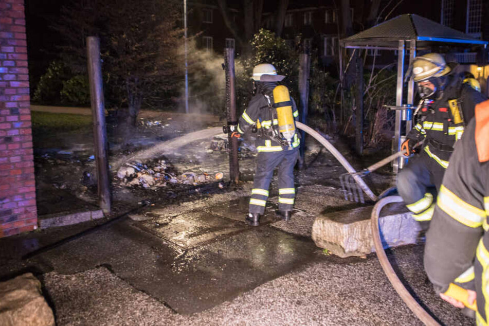 Die Feuerwehr löschte die brennenden Mülltonnen.