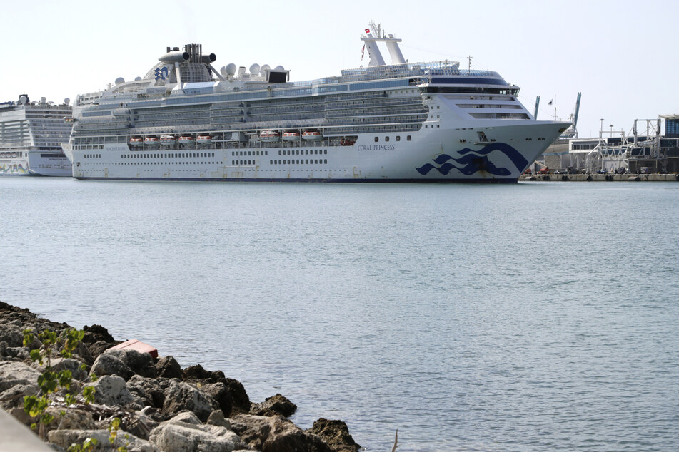 Das Kreuzfahrtschiff Coral Princess fährt im Seehafen PortMiami ein.
