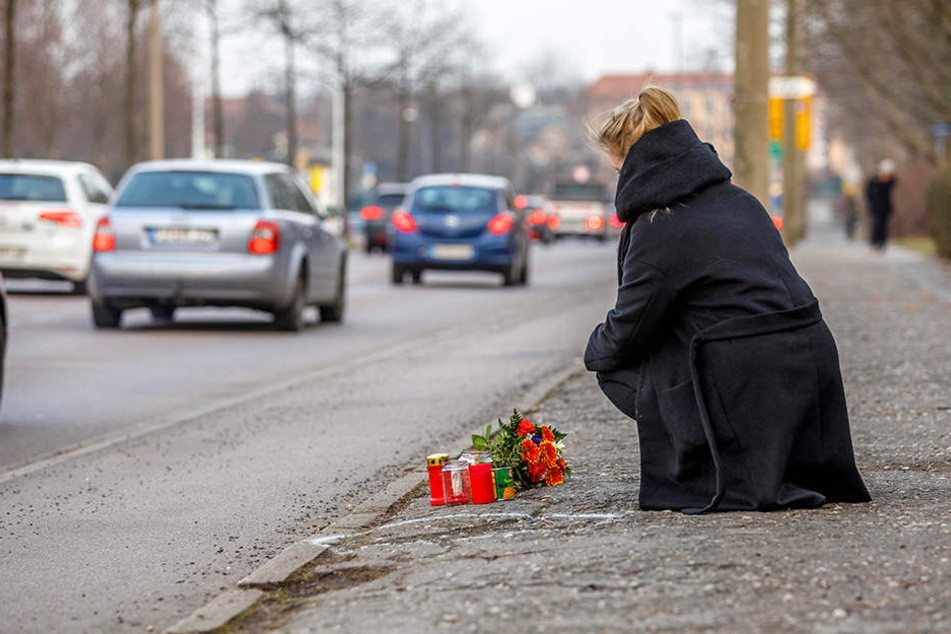 An der Unfallstelle im Zellenschen Weg legten Freunde Blumen und Kerzen ab.