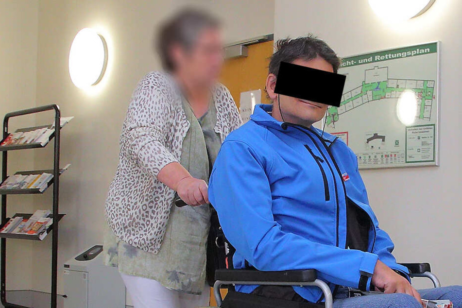 AfD-Stadtrat Thomas Prinz (47) und seine Mitbewohnerin Bärbel V. (62) auf dem Weg in den Gerichtssaal im Amtsgericht Dippoldiswalde.
