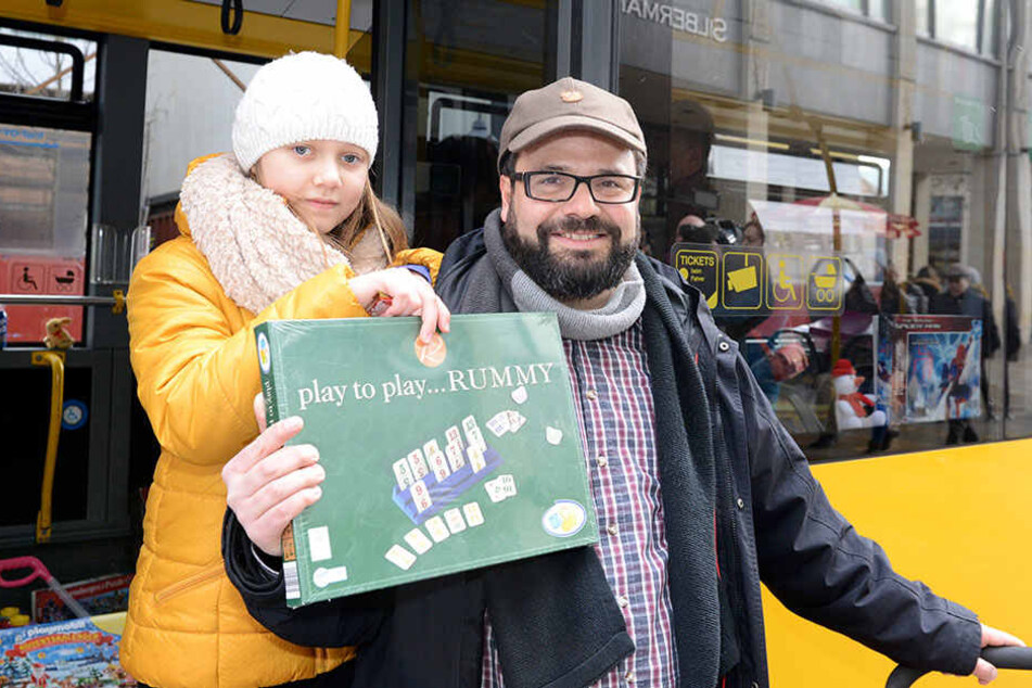 Daniel Neuenfeldt (42) mit Tochter Lilli (10) spendeten ein Brettspiel.