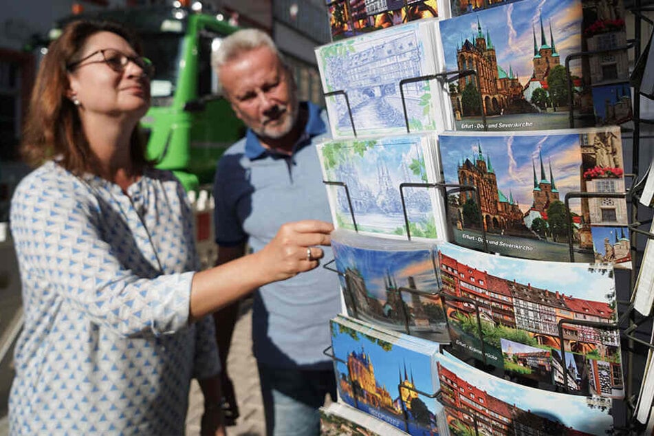 Touristen in Erfurt greifen nach wie vor gern zur Postkarte.