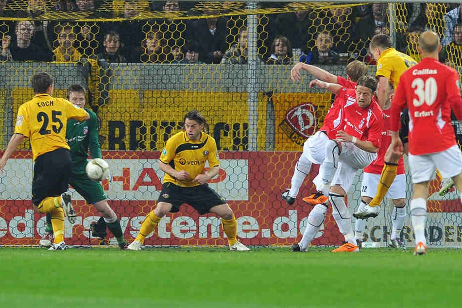 Sebastian Schuppan (2.v.r.) steigt zum Kopfball hoch und köpft zum 1:0 ein. Am Ende gewann Rot-Weiß Erfurt die Partie, Dynamo stieg jedoch in die 2. Bundesliga auf.