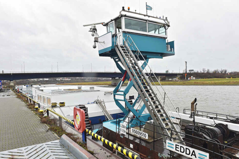Schubschiff "Edda" hat es in sich: Ihre auf elf Meter ausfahrbare Kabine macht es möglich, den 86 Meter langen Torso durch die Elbe zu schieben.
