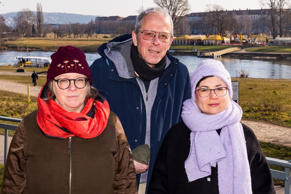 Die Grünen-Kommunalpolitiker Ulla Wacker (v.l., 53), Norbert Rogge (53) und Tina Siebeneicher (41) kämpfen für ein familienfreundliches WC in Flussnähe.