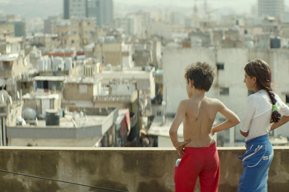 Zain (l., Zain Al Rafeea) und seine Schwester Sahar (Cedra Izam) über den Dächern von Beirut.