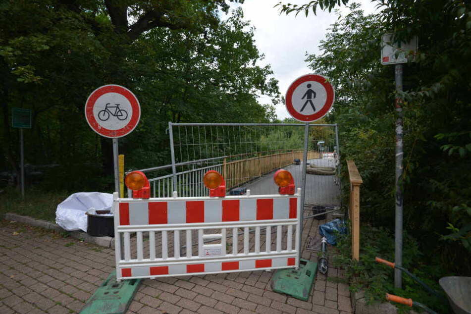 Für Radfahrer und Fußgänger gibt es auf der Brücke Lohrstraße kein Durchkommen mehr.