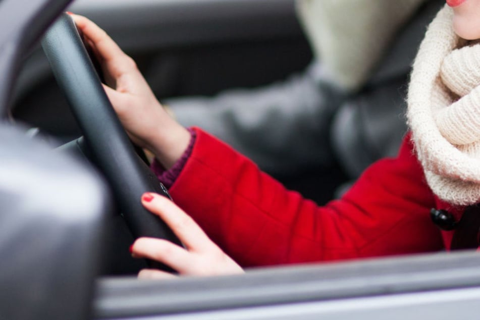 Die Fahrt endete für zwei Menschen mit Verletzungen und für das Mädchen mit einem ordentlichen Schock. (Symbolbild)