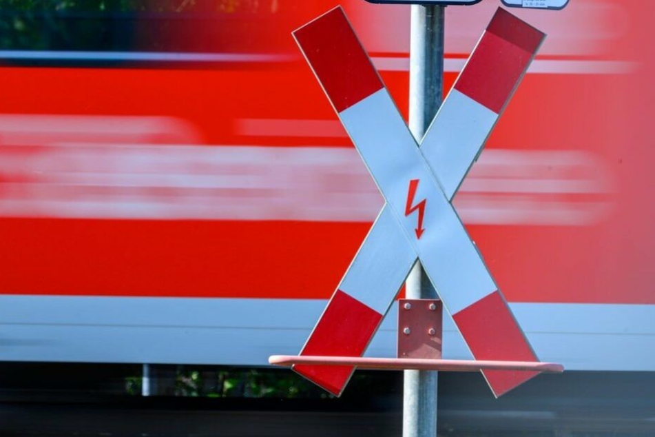 An einem Bahnübergang in Dithmarschen gab es einen Unfall.