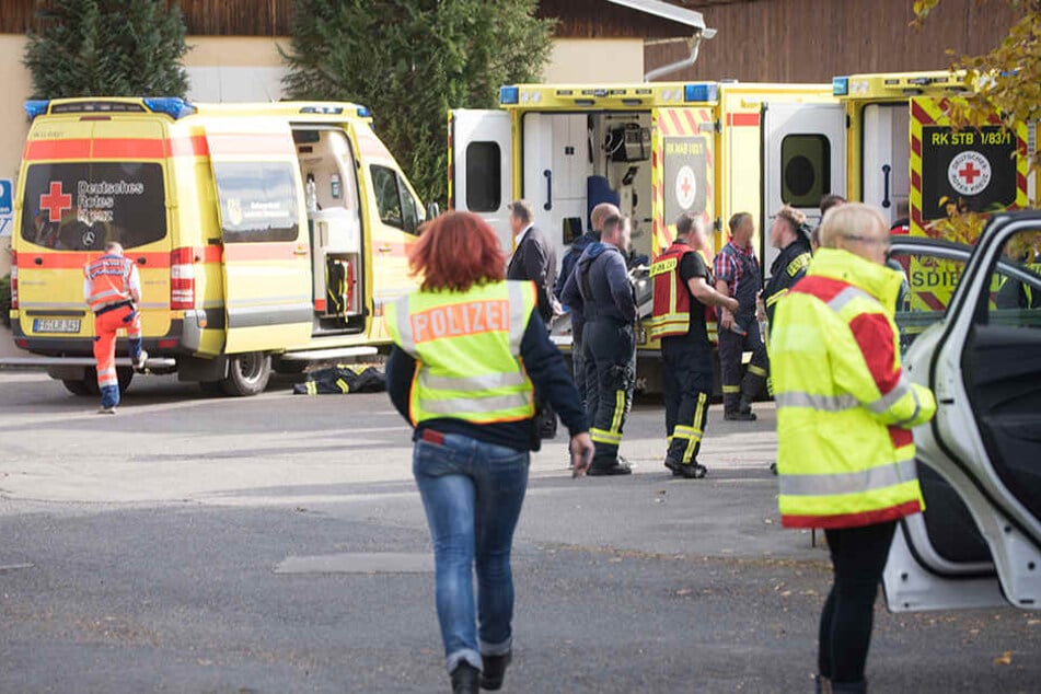 Dutzende Rettungskräfte sind an der Brandstelle im Einsatz.