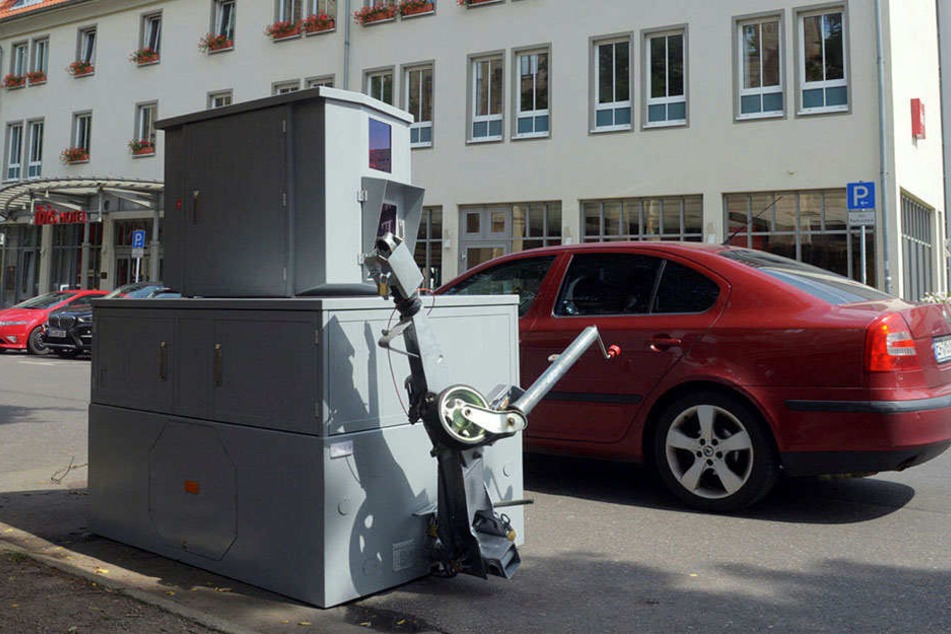 Der Superblitzer im Größenvergleich mit einem vorbeifahrenden Pkw.