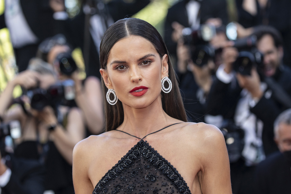 Das brasilianische Model Izabel Goulart (36), hier bei den diesjährigen Filmfestspielen in Cannes, ist die Verlobte von Eintracht-Frankfurt-Torhüter Kevin Trapp (30).