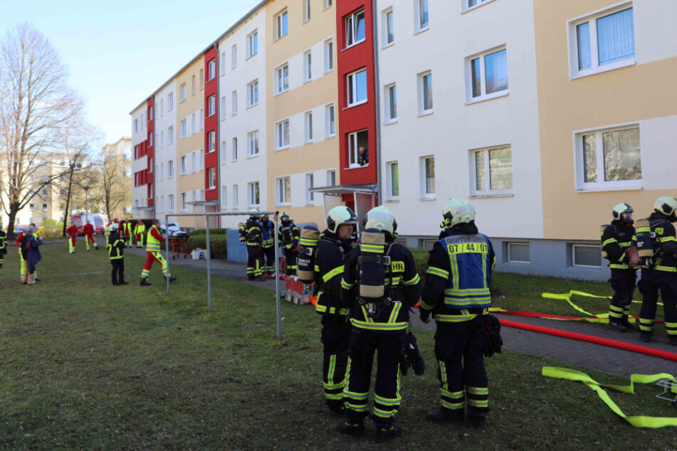 Die Feuerwehr war mit zahlreichen Einsatzkräften vor Ort, evakuierte mehrere Bewohner aus dem Gebäude.