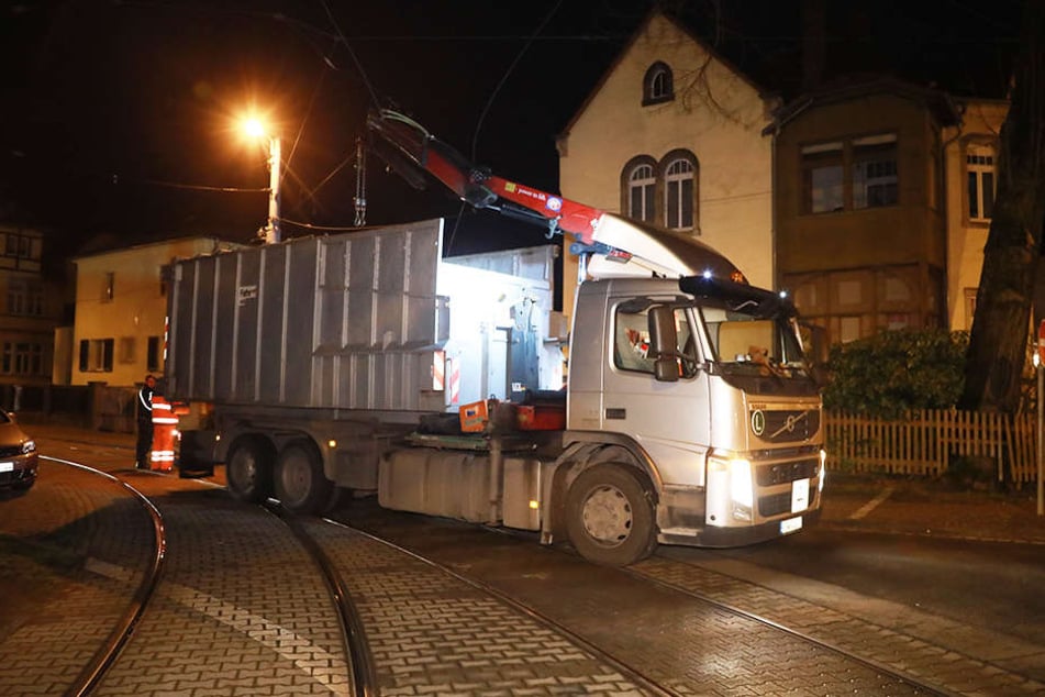 Der Lkw krachte mit seinem Kran gegen die Oberleitung.