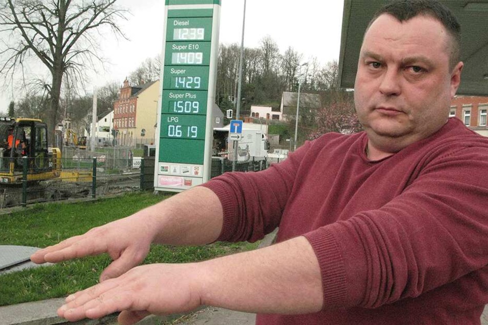 Die geschwollene linke Hand zeugt von der Attacke.