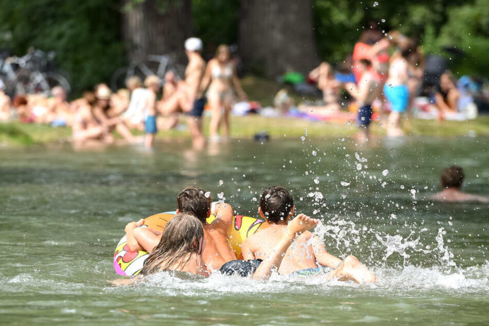 Bei der Hitze hilft vielen nur noch ein Sprung in den Eisbach im Englischen Garten.