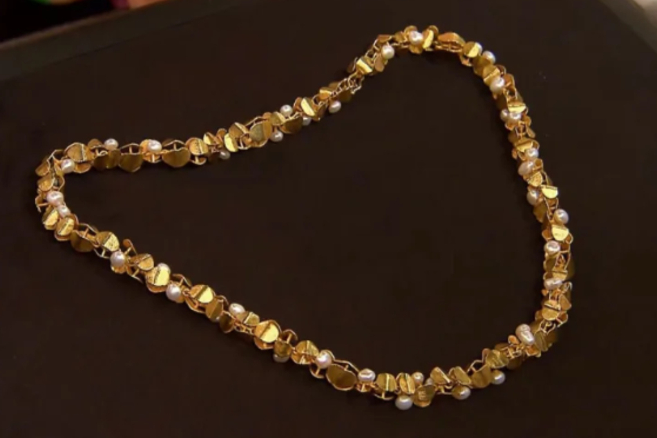 Das 750er-Gold-Collier des renommierten Goldschmieds Klaus Ulrich soll laut Expertin Heide Rezepa-Zabel (58) bis zu 3500 Euro wert sein.
