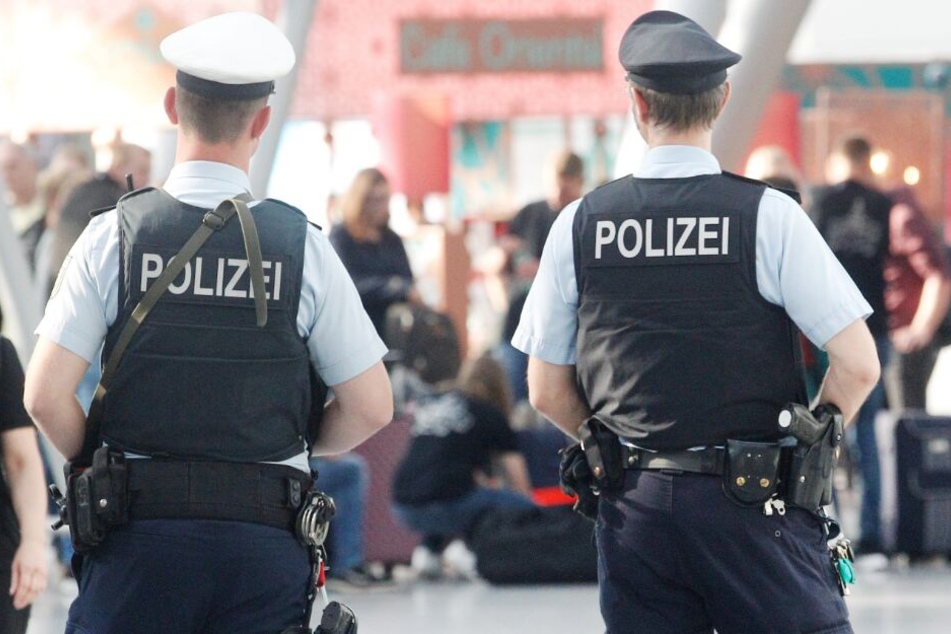 Die Polizei warnt schon seit längerem vor falschen Polizisten. (Symbolbild)