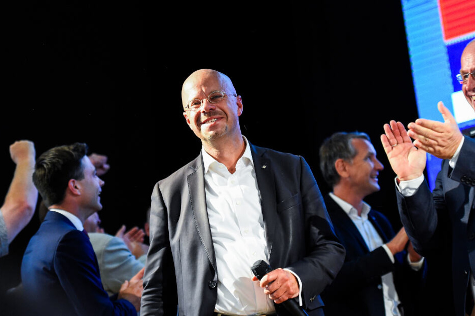 Andreas Kalbitz, Spitzenkandidat der AfD für die Landtagswahl in Brandenburg, verfolgt auf der AfD-Wahlparty die Bekanntgabe erster Ergebnisse zur Landtagswahl in Brandenburg.