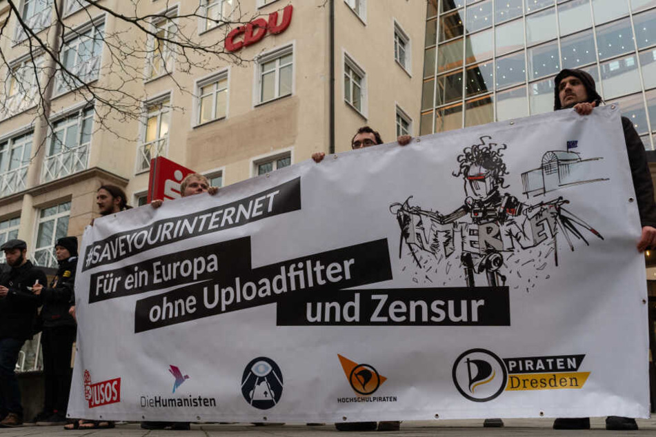 Wie hier in Dresden werden die Menschen am Samstag auch in Leipzig wieder auf die Straße gehen, um gegen die Urheberrechtsreform zu demonstrieren.