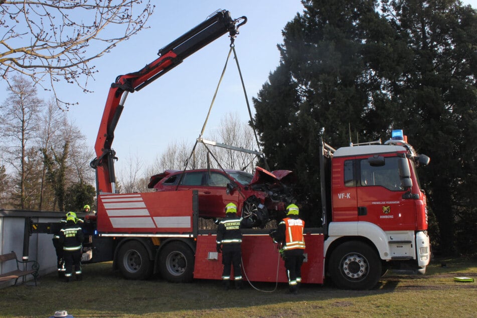 Dann kam der Kombi auf den Laster und schließlich auf den Feuerwehr-Abstellplatz.