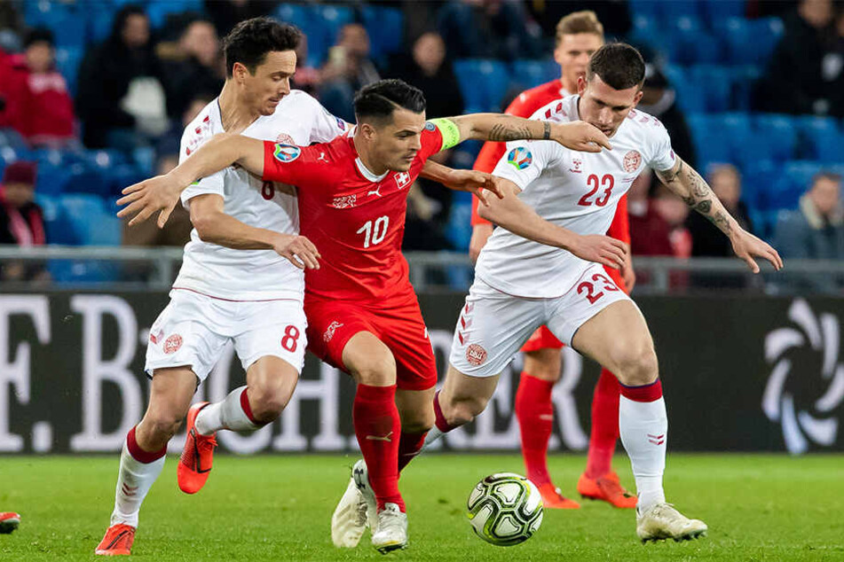 Granit Xhaka (M) lieferte erneut eine starke Partie ab: Hier beweist sich der Schweizer Mittelfeldchef im Zweikampf mit Dänemarks Thomas Delaney (l.) und Pierre Emile Höjbjerg (r.).