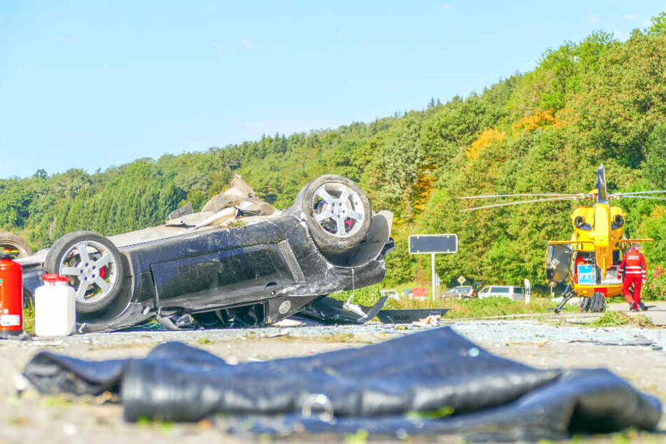 Der 20-jährige Fahrer musste mit dem Rettungshubschrauber in eine Spezialklinik geflogen werden.