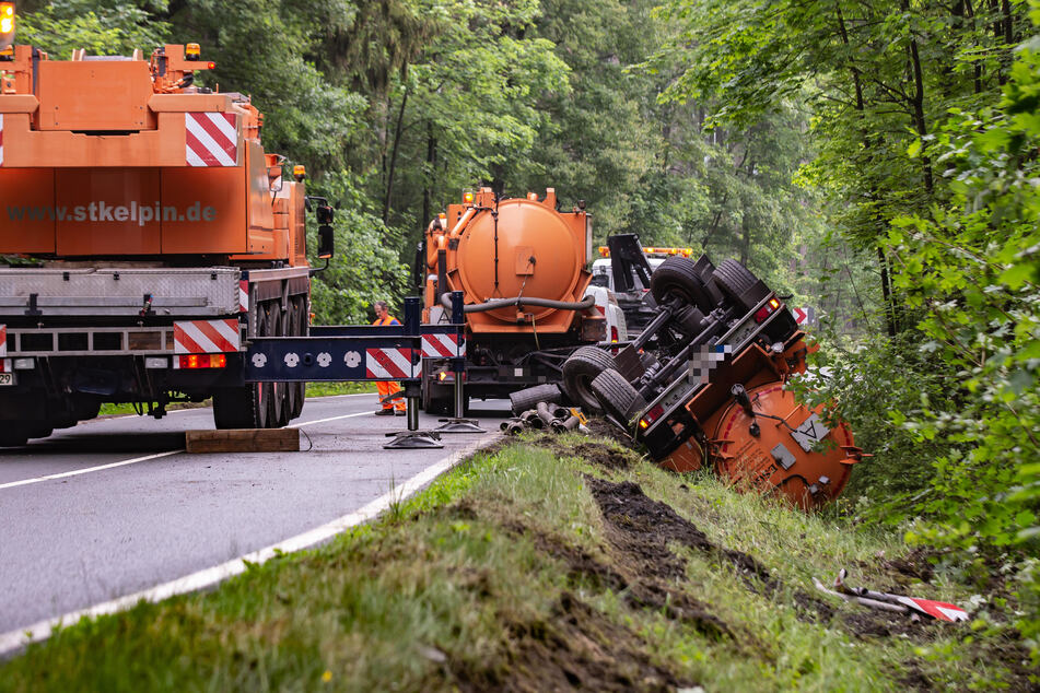 Der Hänger eines Entsorgungsfahrzeugs landete auf der Straße zwischen Tirpersdorf und Oelsnitz im Straßengraben.