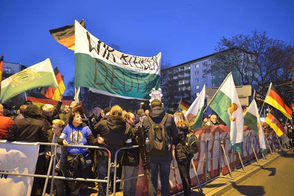Etwa 2 000 Demonstranten protestierten mit Pro Chemnitz gegen den Besuch der Bundeskanzlerin.