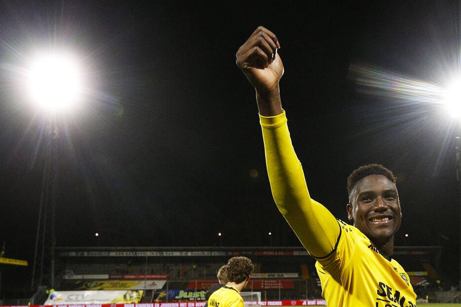 Daumen hoch: Peniel Mlapa schoss seinen VVV-Venlo mit einem Doppelpack zum Sieg. In 17 Liga-Spielen hat er damit neun Tore erzielt und drei weitere Treffer direkt vorbereitet.