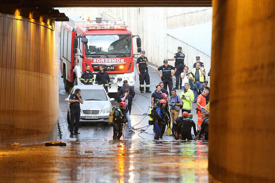 Feuerwehrleute retten den Körper eines Mannes, der in seinem Auto in einem überfluteten Tunnel in Almeria ertrank.